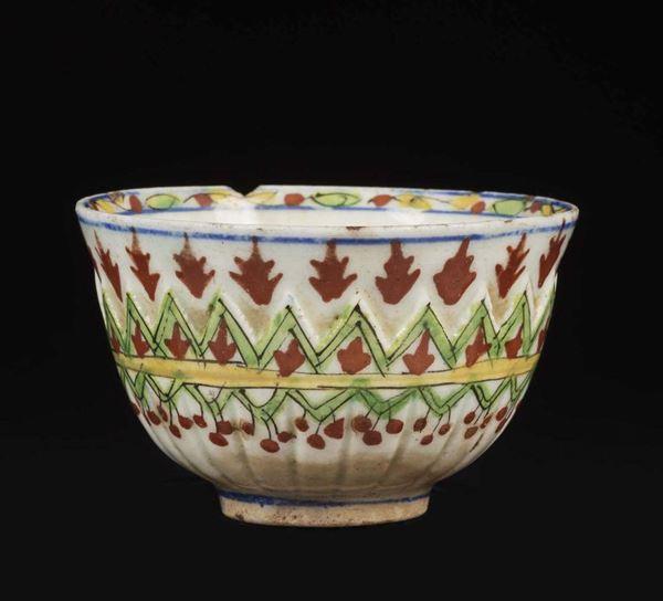 Piccola ciotola in porcellana con decorazione a rilievo e in policromia a motivi vegetali stilizzati, Turchia, XVIII secolo