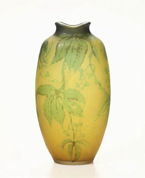 Vaso in vetro decorato con tralci di vite, XX secolo