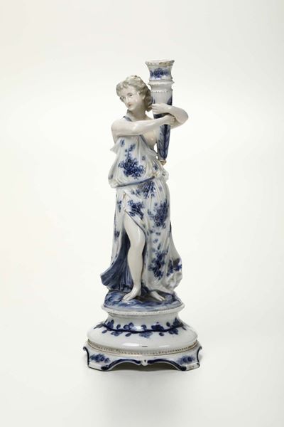 Candeliere in Porcellana Bianca e Blu Raffigurante Figura Femminile, Ginori