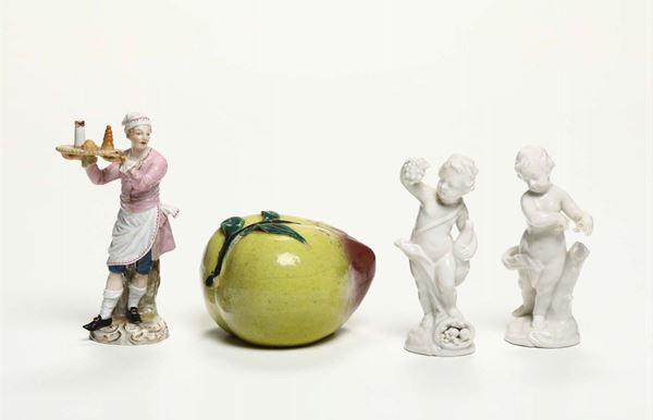 Insieme di tre statuine in porcellana e frutto, XIX-XX secolo