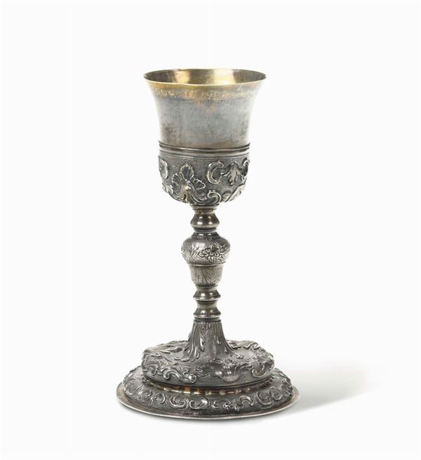 A goblet in embossed and chiselled silver. Genoa, first half of the 18th century, Torretta stamp without a date