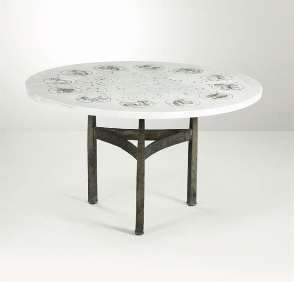 Tavolo basso con struttura in ferro e piano in marmo.