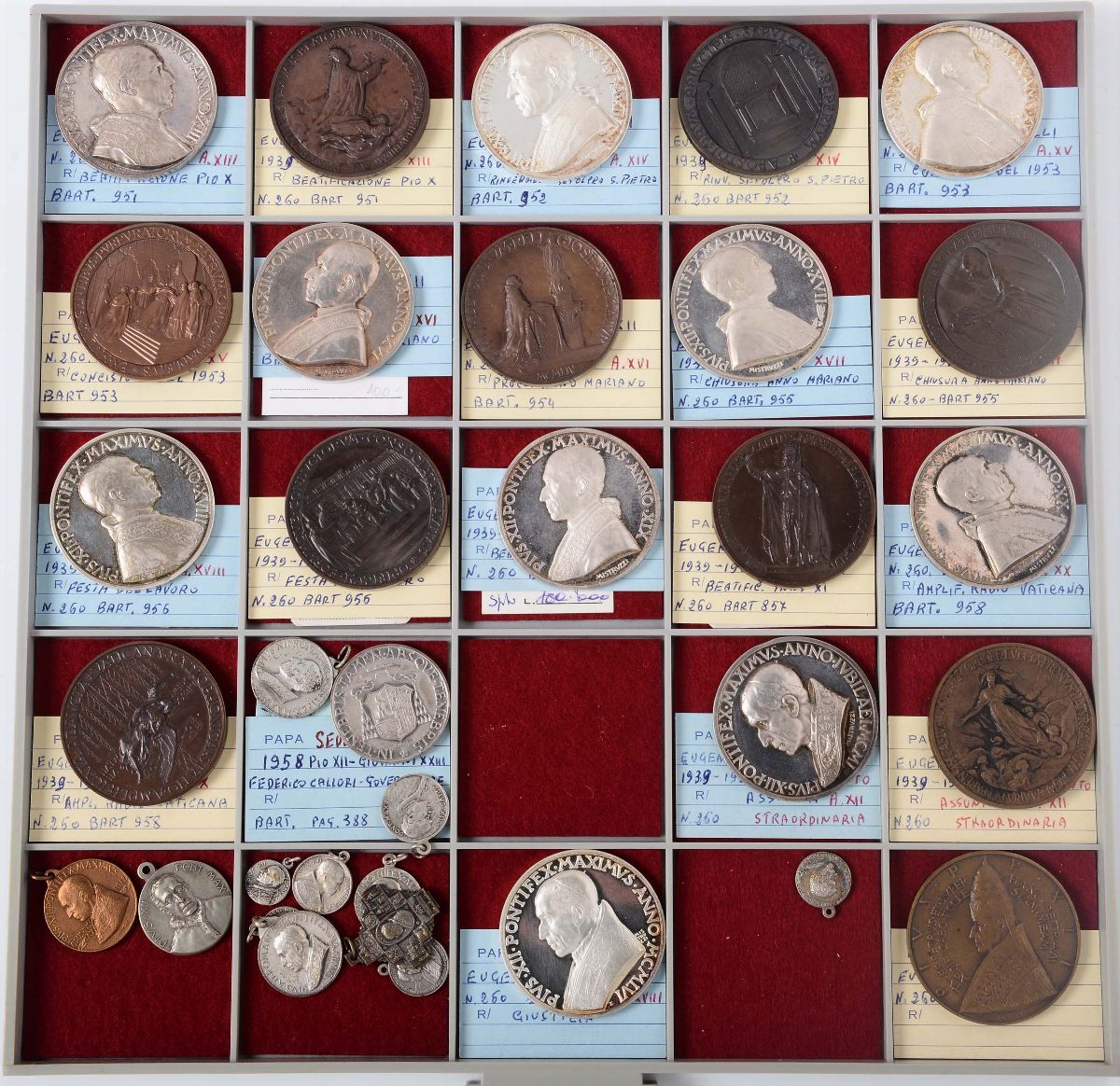 Collezione di 207 tra Medaglie e Medagliette Papali