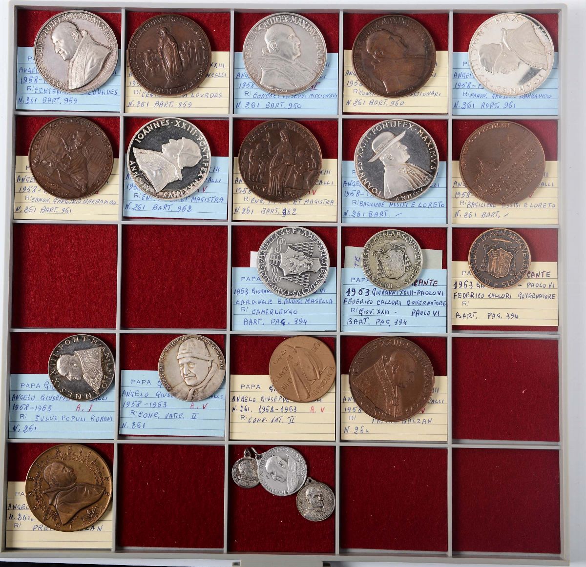 Collezione di 207 tra Medaglie e Medagliette Papali