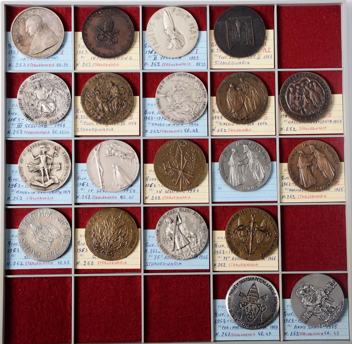 Collezione di 207 tra Medaglie e Medagliette Papali