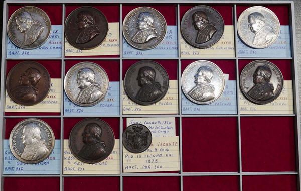 Collezione di 232 tra medaglie e medagliette papali