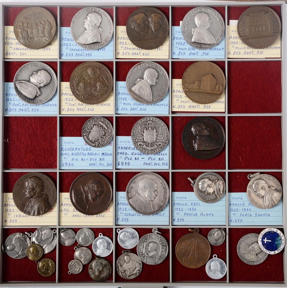 Collezione di 232 tra Medaglie e Medagliette Papali