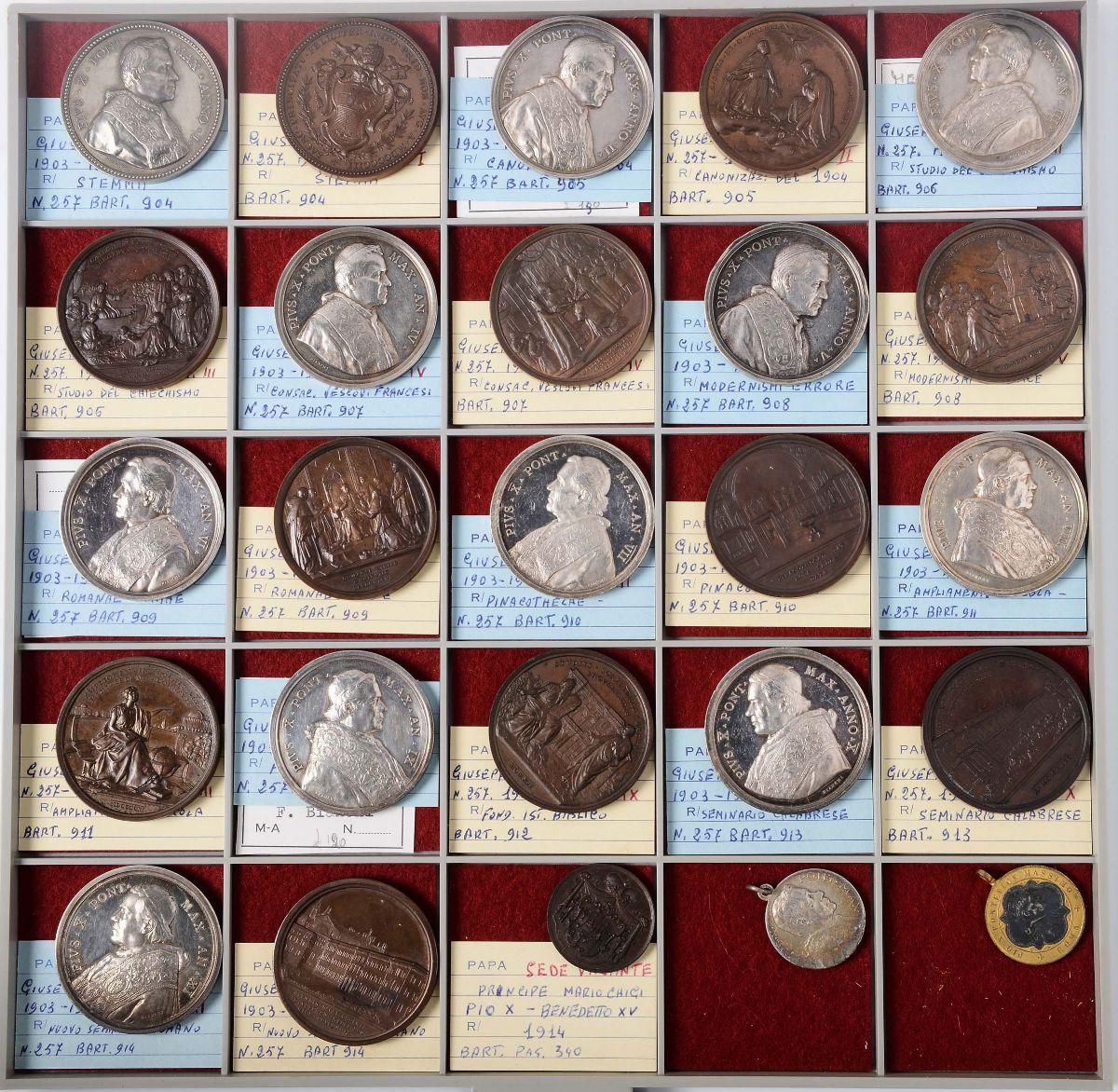 Collezione di 232 tra Medaglie e Medagliette Papali