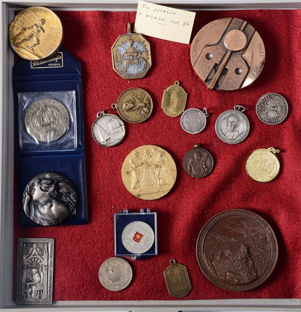 Collezione di 30 medaglie e medagliette a carattere religioso e non