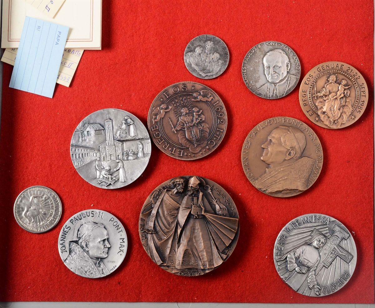 Collezione di 45 Medaglie a Carattere Religioso e Non