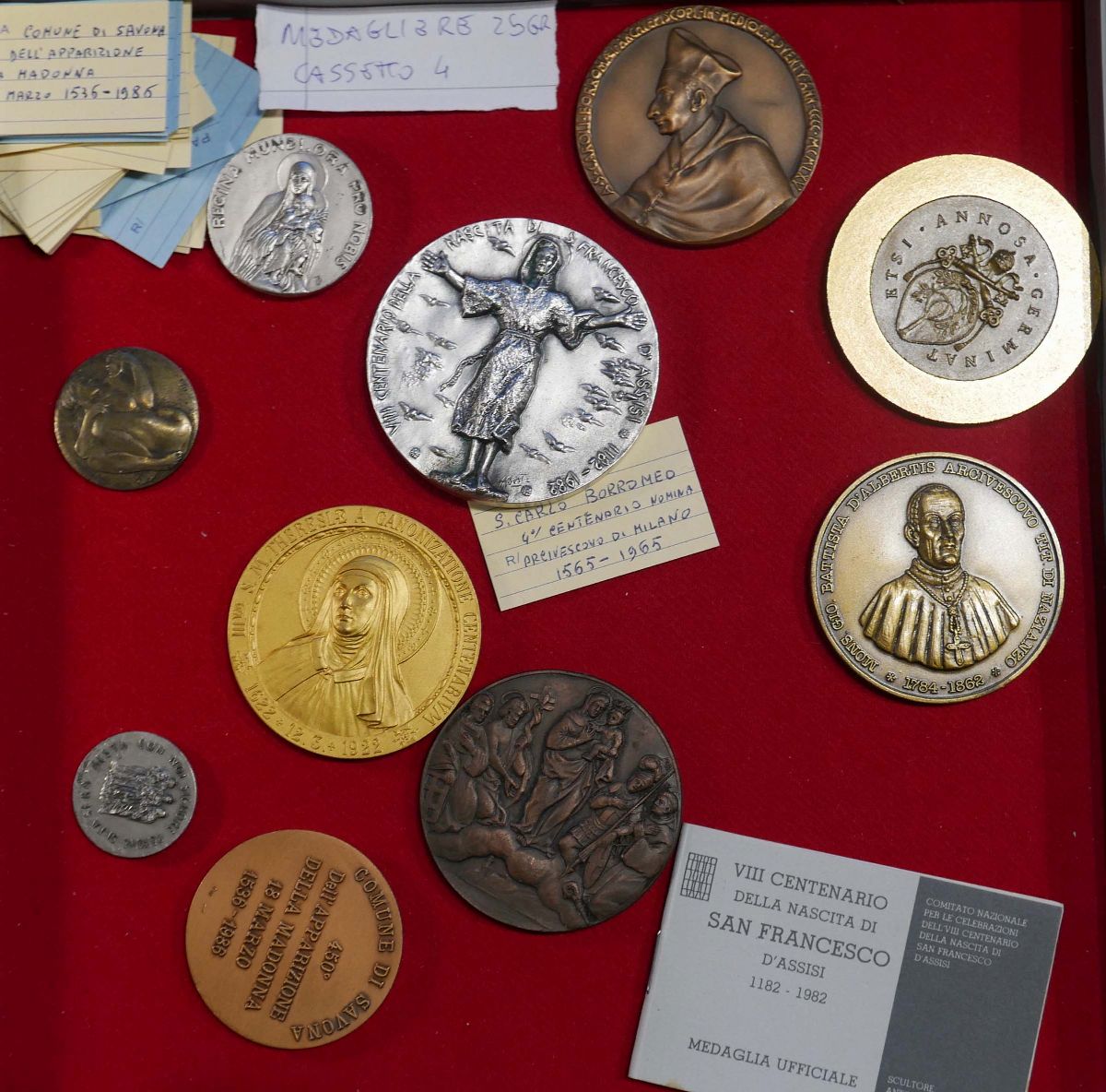 Collezione di 45 Medaglie a Carattere Religioso e Non