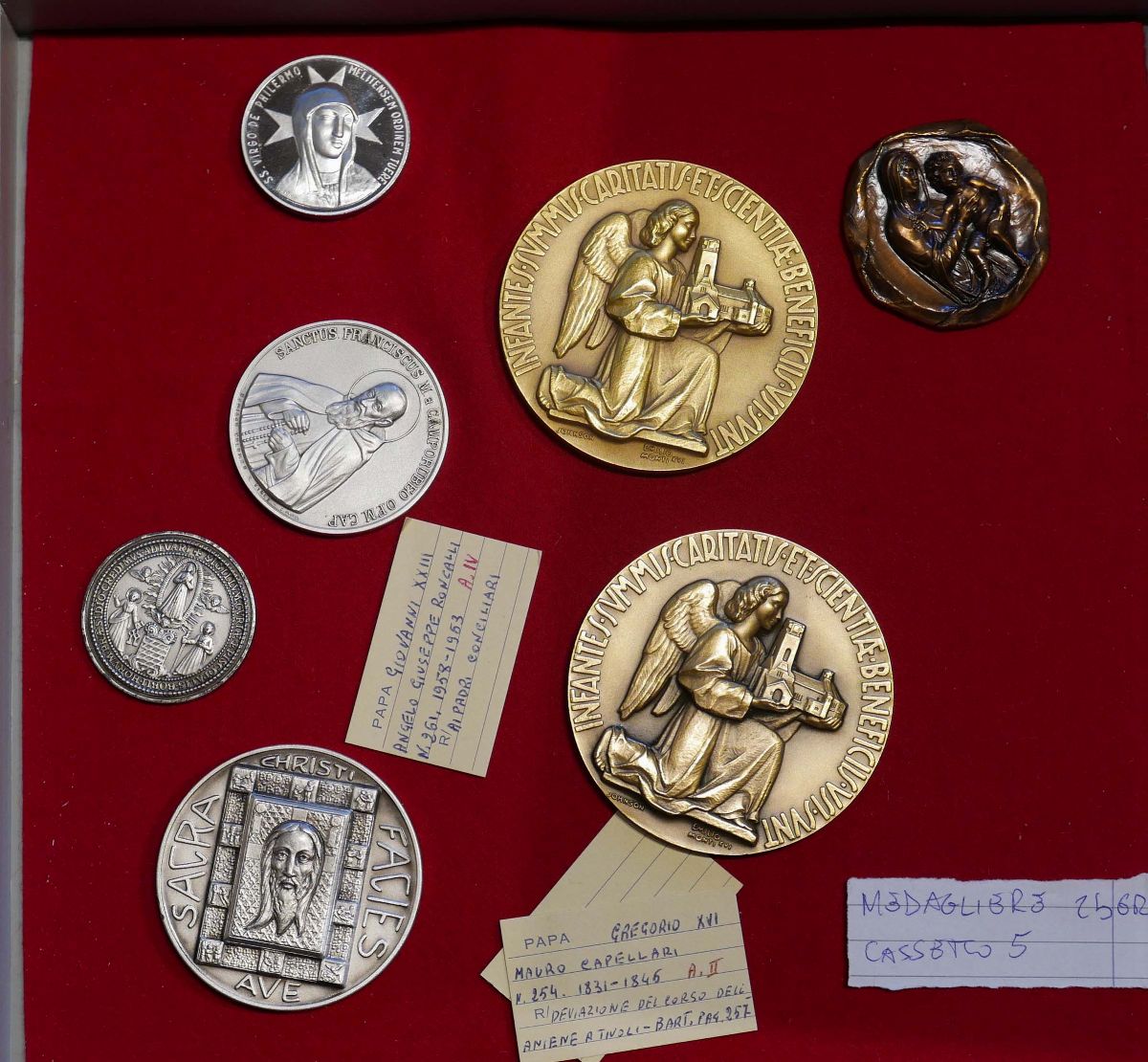 Collezione di 45 Medaglie a Carattere Religioso e Non