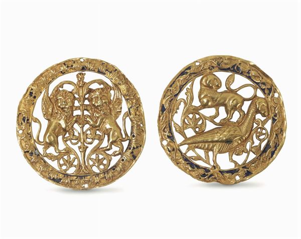 Two small round plaquettes in embossed, perforated and chiselled gold, traces of enamels, depicting the Lion of Saint Mark, animals and plants. In the manner of Medieval art, likely 19th - 20th century