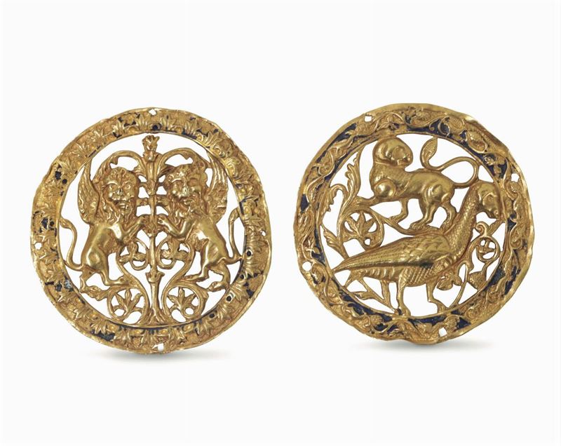 Two small round plaquettes in embossed, perforated and chiselled gold, traces of enamels, depicting the Lion of Saint Mark, animals and plants. In the manner of Medieval art, likely 19th - 20th century  - Auction Sculpture and Works of Art - Cambi Casa d'Aste