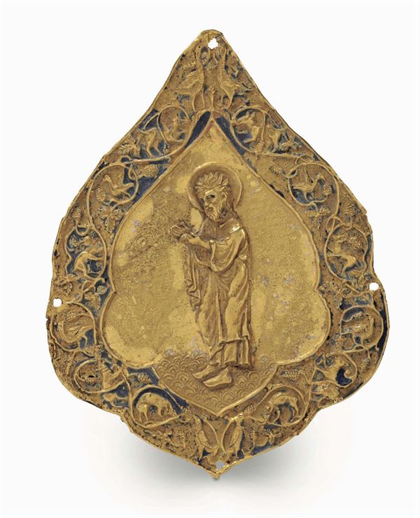 A polylobed plaquette in embossed and chiselled gold with traces of enamels, depicting a Saint. In the manner of Medieval art, likely 19th - 20th century