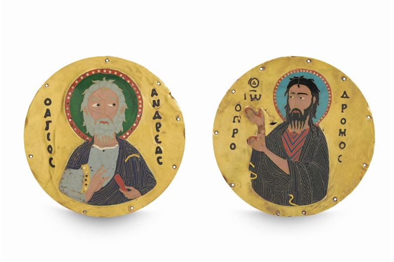 Two round plaquettes in gold and cloisonné polychrome enamels depicting Saint Peter and Saint John the Baptist. In the manner of Bizantine art from the 10th - 11th century, likely 19th - 20th century  - Auction Sculpture and Works of Art - Cambi Casa d'Aste