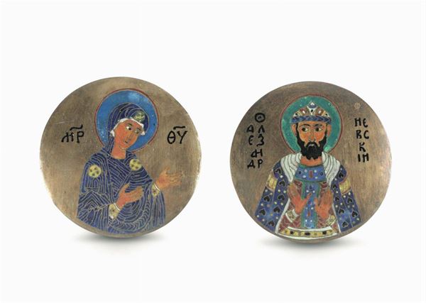 Two round plaquettes in gilt copper and cloisonné polychrome enamels depicting the Virgin Mary and Alexander Nievski. In the manner of Bizantine art from the 11th - 12th century, likely 19th - 20th century