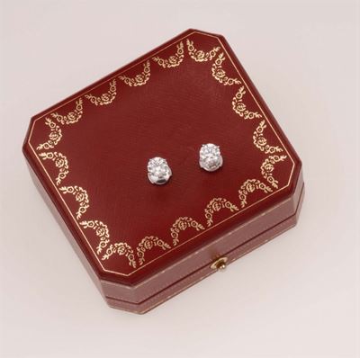 Cartier. Orecchini con Diamanti Taglio Brillante di Ct 1,21 e 1,22, Colore