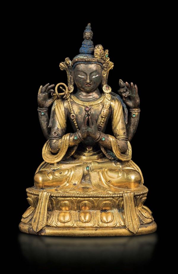 Figura di Bodhisattva Avalokitesvarasadak seduto su doppio fiore di loto in bronzo dorato con innesti in pietre dure, Cina, Dinastia Qing, XVIII secolo