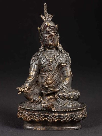 Figura di Guerriero in Bronzo con Tracce di Doratura Seduto su Fiore di Loto, Tibet, XVIII Secolo
