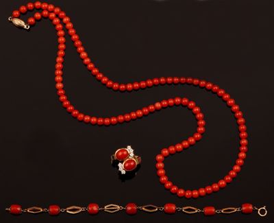 Parure Composta da Girocollo, Anello e Bracciale con Corallo