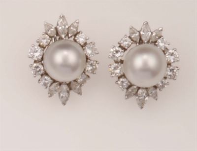 Orecchini con Perla Australia con Diamanti Taglio Brillante e Navette a Contorno
