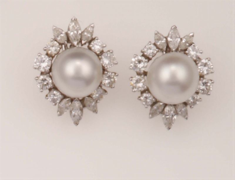 Orecchini con perla Australia con diamanti taglio brillante e navette a contorno  - Asta Fine Jewels - Cambi Casa d'Aste