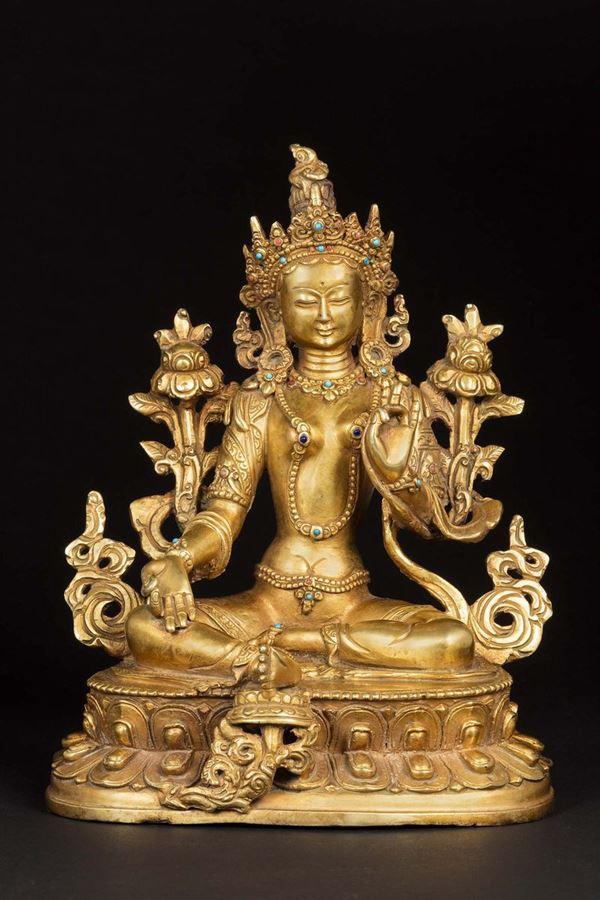 Figura di Amitaya in bronzo dorato seduta su doppio loto e applicazioni in turchese e lapislazzulo, Cina, XX secolo