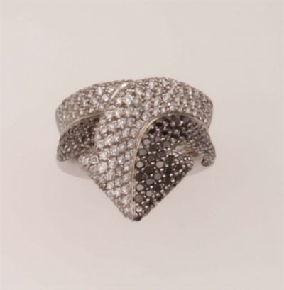 Enigma. Anello Freccia con Pavé di Diamanti Bianchi e Neri