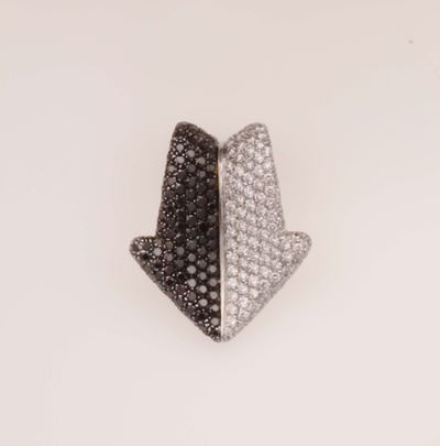 Enigma. Pendente Freccia con Pavé di Diamanti Bianchi e Neri
