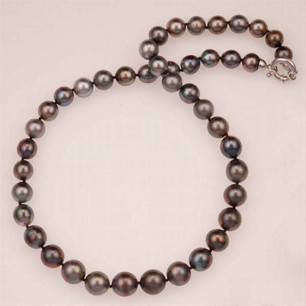 A gray cultured pearl necklace of graduated design