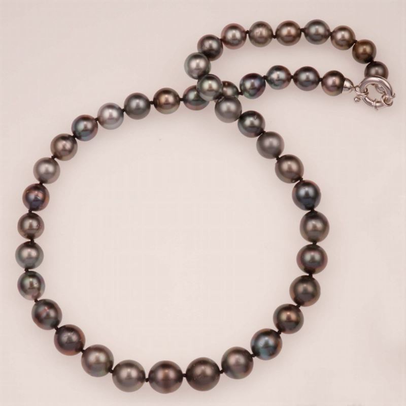 A gray cultured pearl necklace of graduated design  - Auction Fine Jewels - Cambi Casa d'Aste
