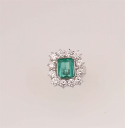 Anello con Smeraldo Colombia di Ct 2,48 Circa e Diamanti a Contorno per Ct 2,40 Circa