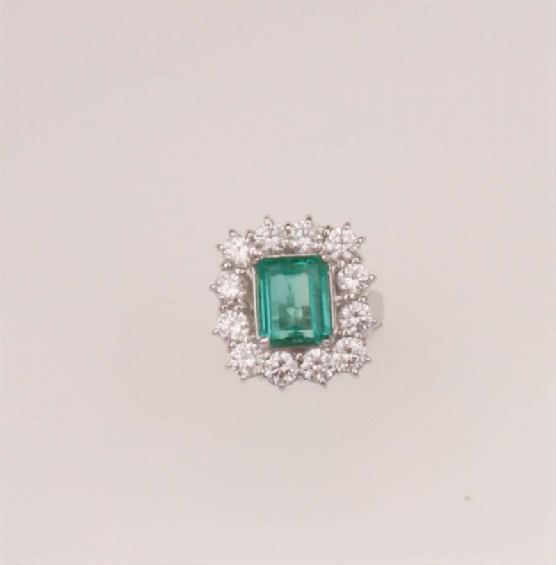 Anello con smeraldo Colombia di ct 2,48 circa e diamanti a contorno per ct 2,40 circa  - Asta Fine Jewels - Cambi Casa d'Aste