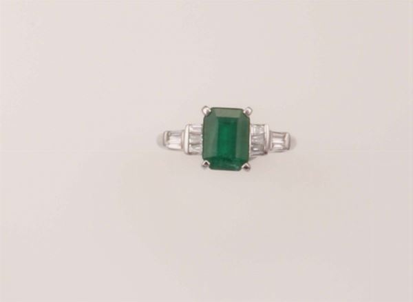 Anello con smeraldo Brasile di ct 2,20 circa e diamanti taglio tepper