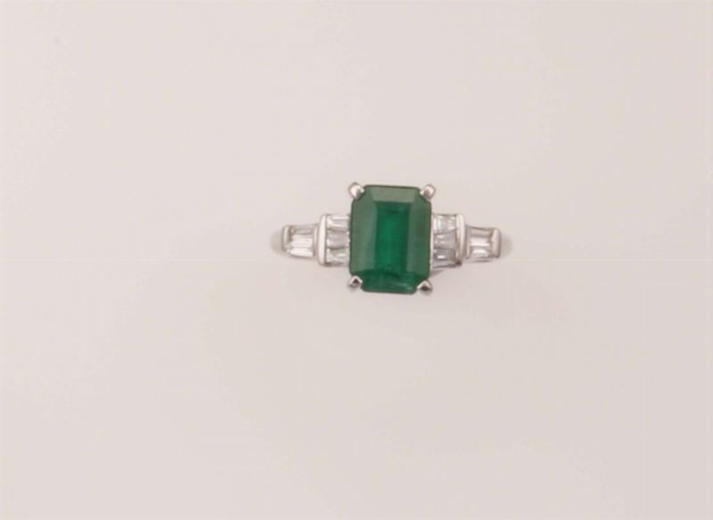 Anello con smeraldo Brasile di ct 2,20 circa e diamanti taglio tepper  - Asta Fine Jewels - Cambi Casa d'Aste