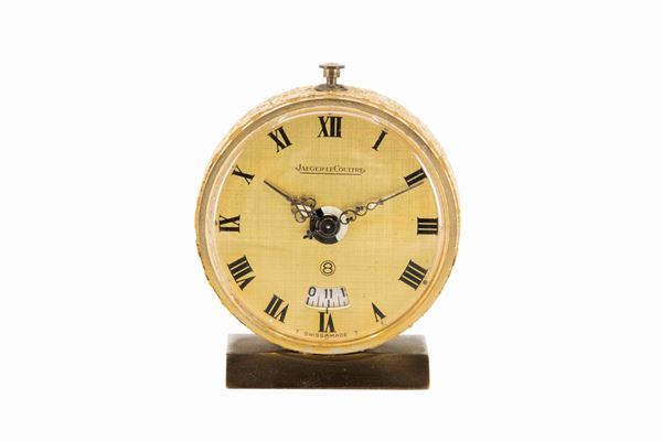Jaeger Le Coultre, piccolo orologio da tavolo, in ottone dorato, con sveglia. Realizzato nel 1950 circa