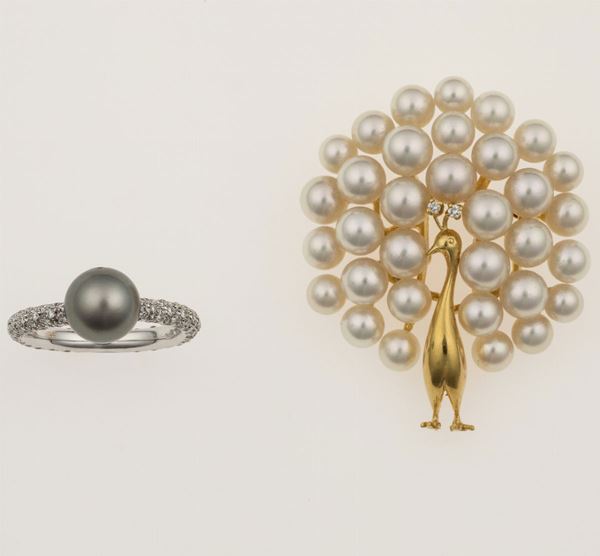 Lotto composto da un anello con pavé di diamanti e perla Tahiti ed una spilla pavone con perle
