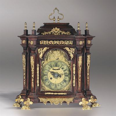 Pendola Romana con Cassa Impiallacciata in Palissandro con Riporti in Bronzo Dorato, Roma, XVII S...