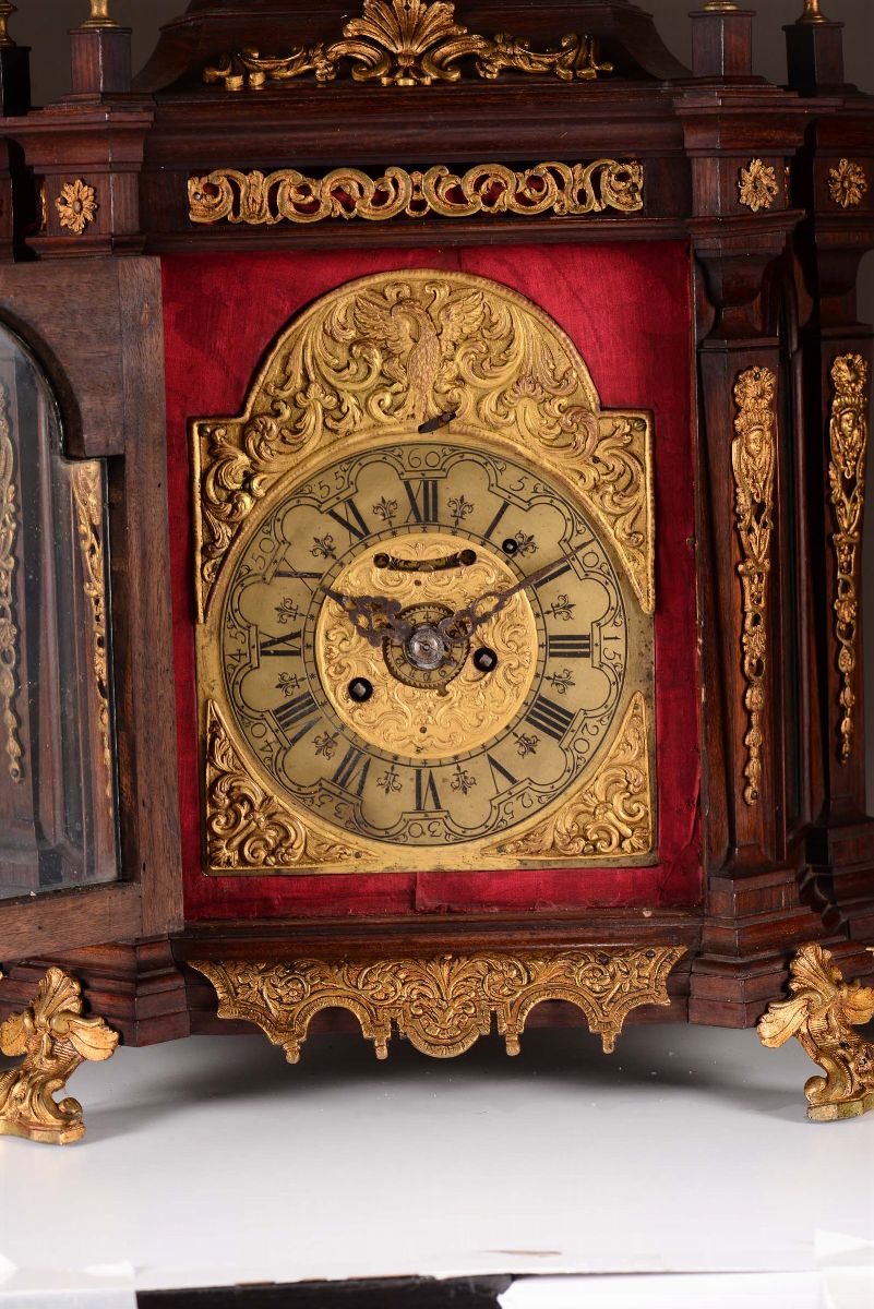 Pendola Romana con Cassa Impiallacciata in Palissandro con Riporti in Bronzo Dorato, Roma, XVII S...
