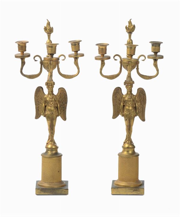 Coppia di candelabri in bronzo dorato e cesellato a tre luci, primo Impero