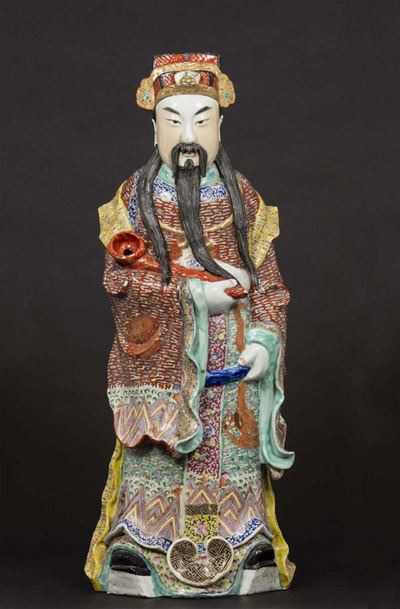 Figura di Dignitario con Ruyi in Porcellana Policroma, Cina, Dinastia Qing, XIX Secolo