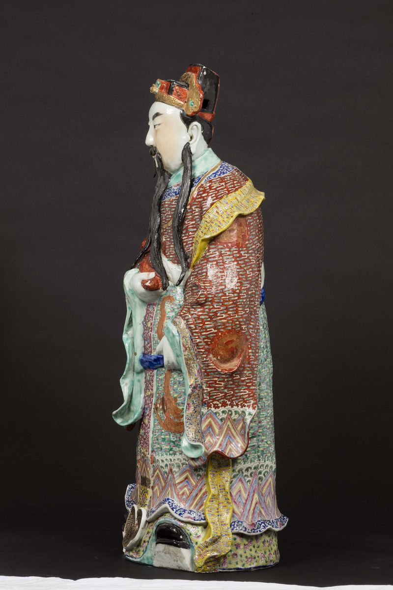 Figura di Dignitario con Ruyi in Porcellana Policroma, Cina, Dinastia Qing, XIX Secolo