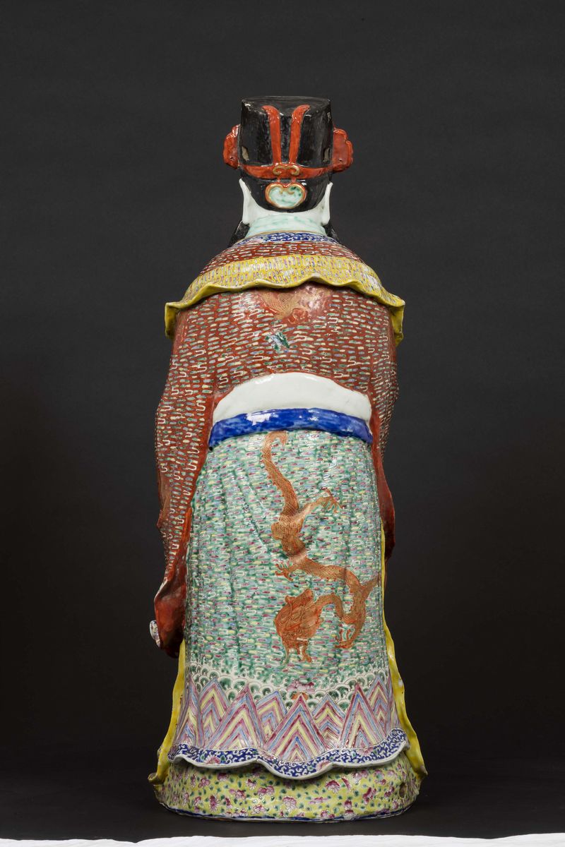 Figura di Dignitario con Ruyi in Porcellana Policroma, Cina, Dinastia Qing, XIX Secolo