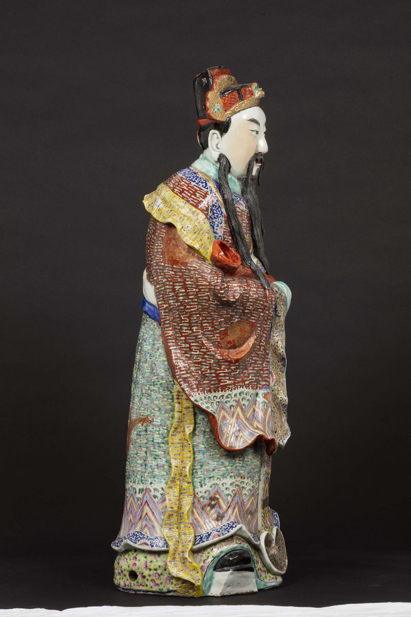 Figura di Dignitario con Ruyi in Porcellana Policroma, Cina, Dinastia Qing, XIX Secolo