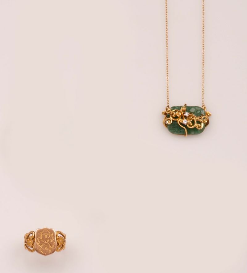 Lotto composto da pendente in nefrite e diamanti ed anello con iniziali  - Asta Vintage, Gioielli e Orologi - Cambi Casa d'Aste