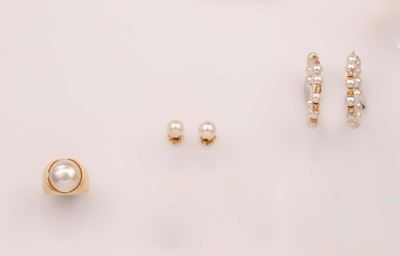 Lotto Composto da un Anello e Due Paia di Orecchini con Perle
