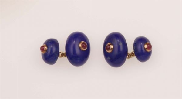 Pair of lapis lazuli and ruby cufflinks Bottoni da polso con lapislazzuli e piccoli rubini
