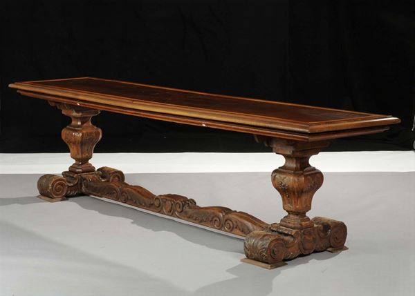 Grande tavolo in stile rinascimento in noce intagliato, XIX secolo