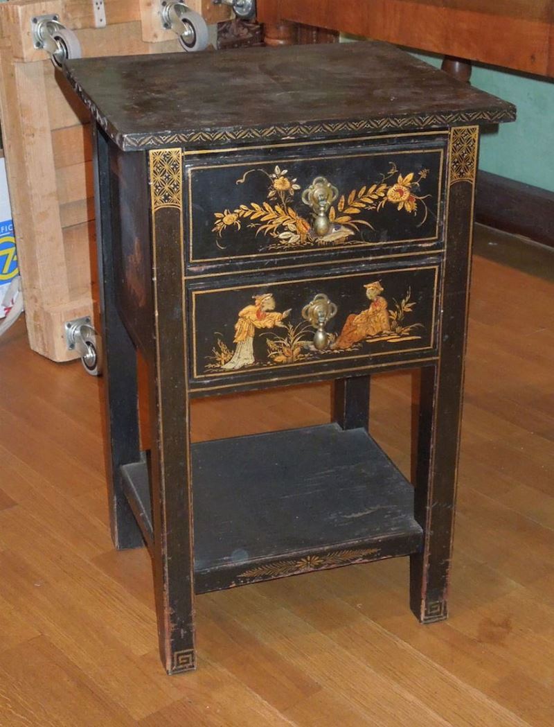 Comodino in legno ebanizzato e laccato a cineserie, XX secolo  - Auction Furniture - Cambi Casa d'Aste
